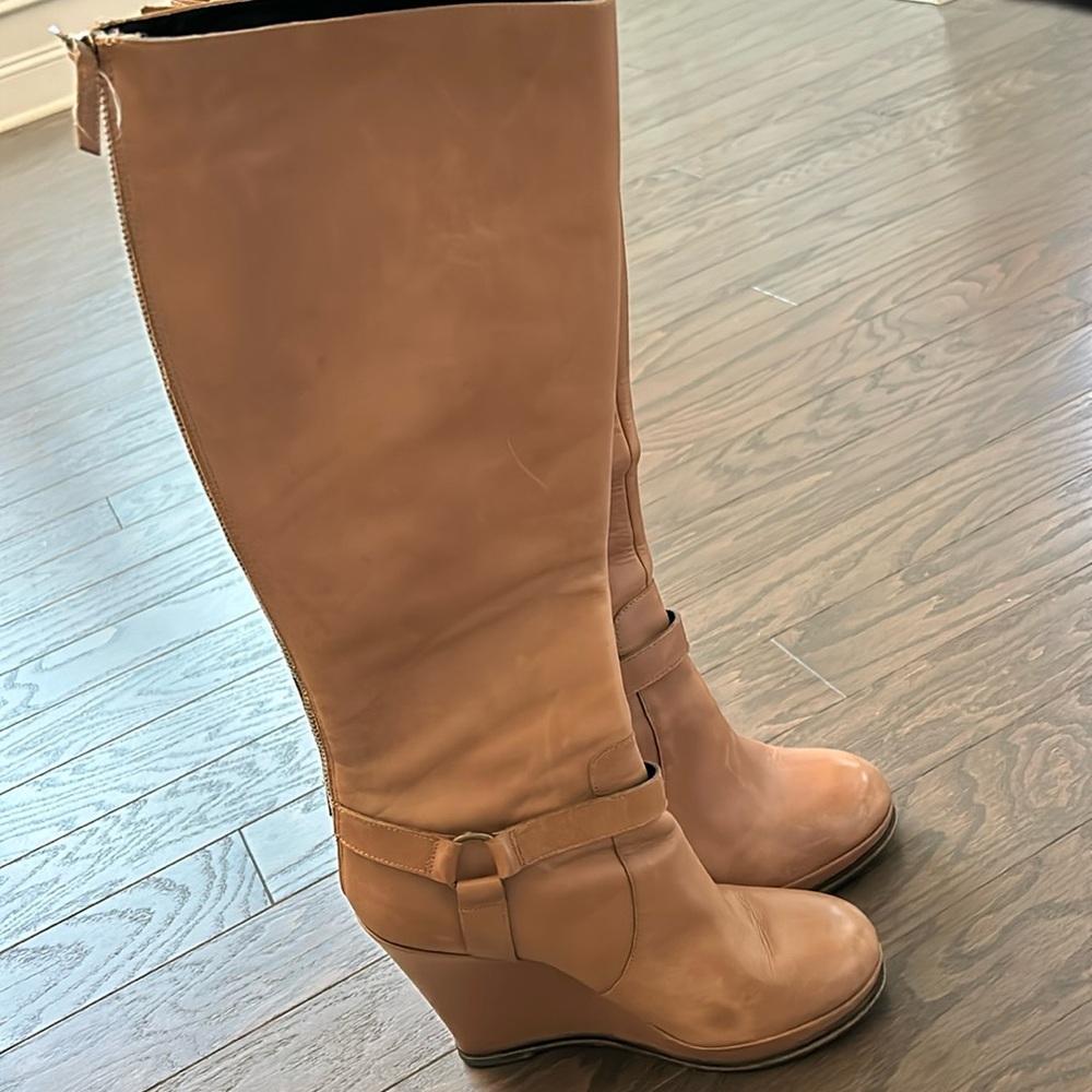 Camel Colored Knee high Leather Boots !! Fantastic Condition!!